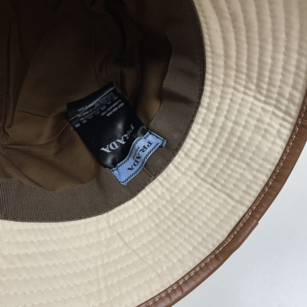 Bucket Prada Off com detalhes em couro Marrom