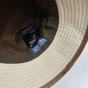 Bucket Prada Off com detalhes em couro Marrom