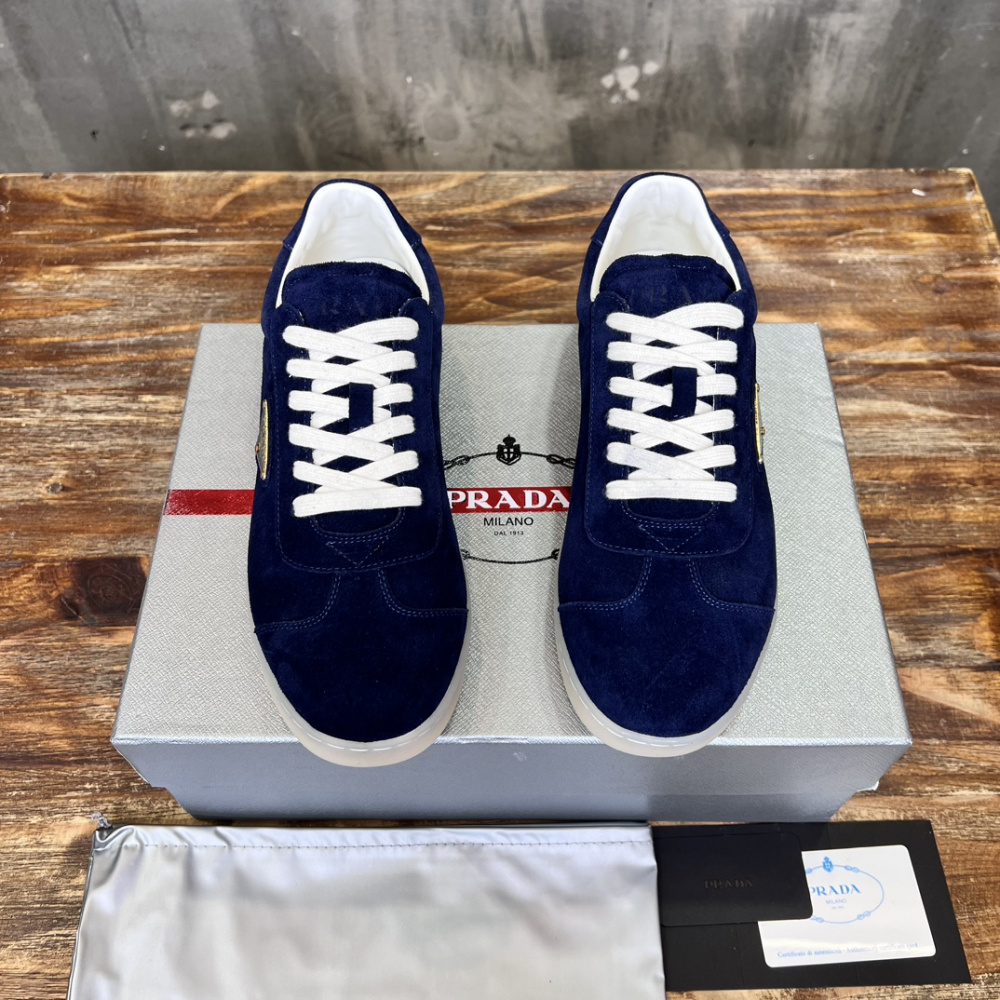 Prada Tênis em Camurça Azul Marinho com Logo