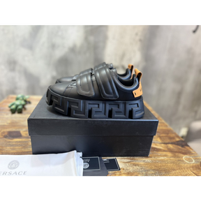 Tênis Versace Greca Labyrinth de Couro Preto/Laranja