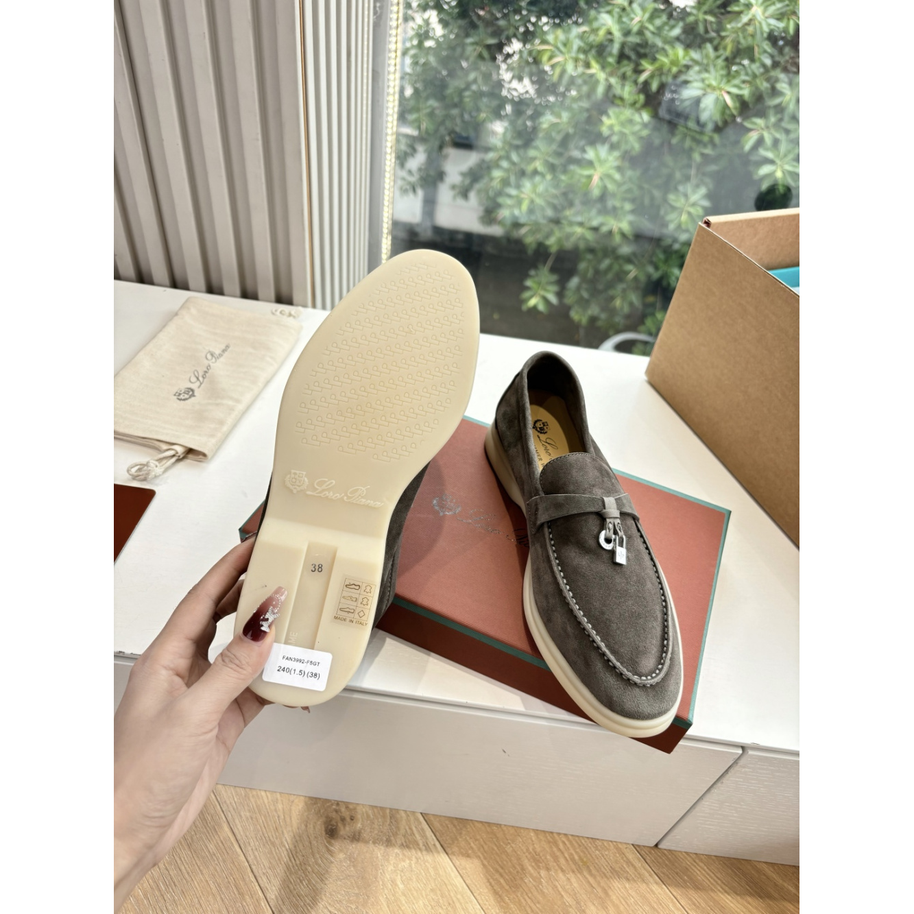 Summer Charms Walk Loro Piana Loafer em Camurça Marrom.