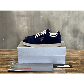 Prada Tênis em Camurça Azul Marinho com Logo