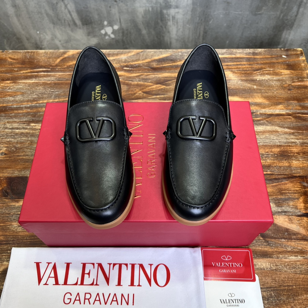 Valentino Garavani Leisure Flows Leather Loafers Preto