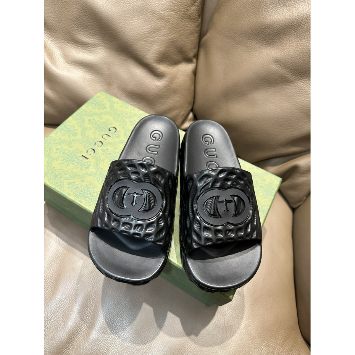 Chinelo Slide Gucci GG Interlocking Preto Sandália