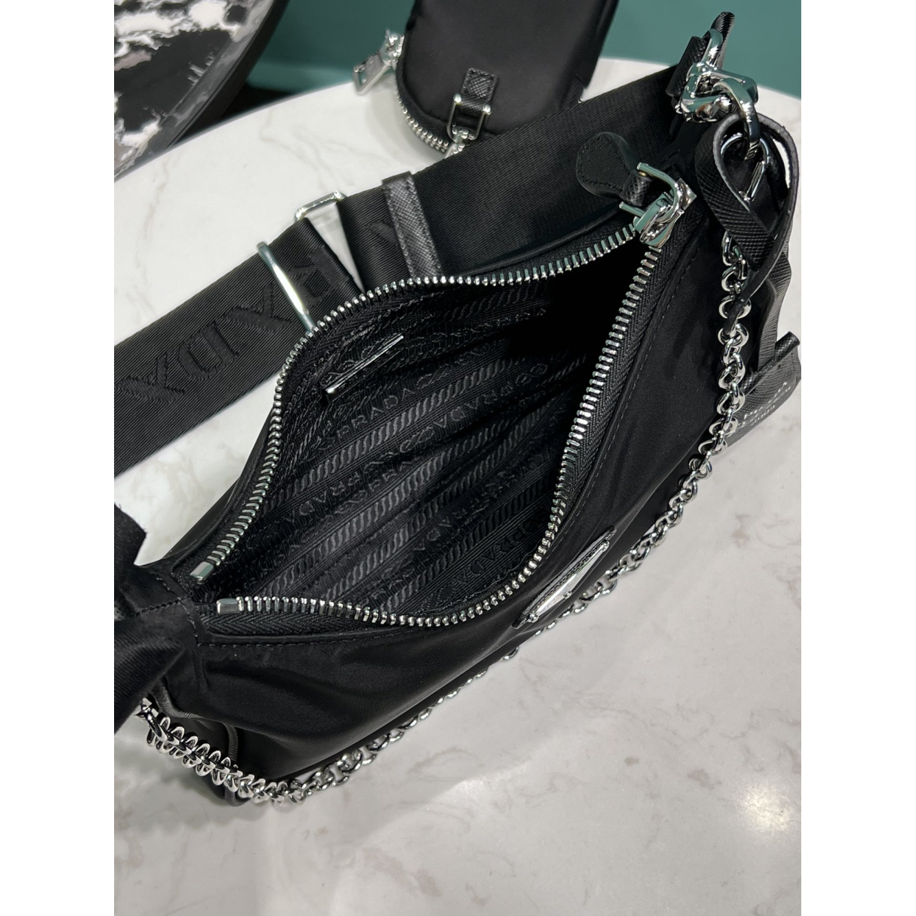 Bolsa Prada Saffiano Re-Edition 2005 em Nylon 22x6x12cm (Preto e outras cores)