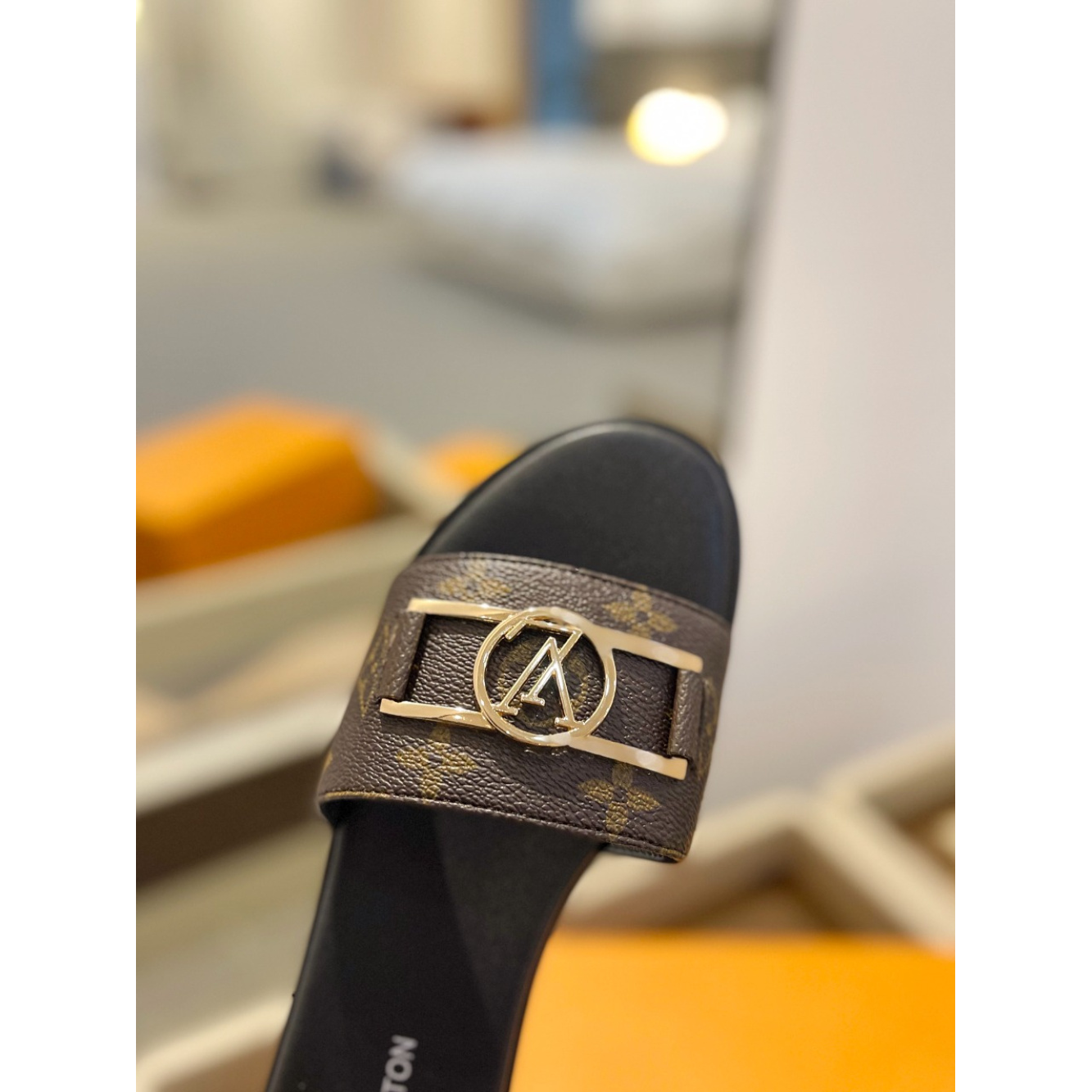 Sandália Louis Vuitton Mule Low Lock It Monogram