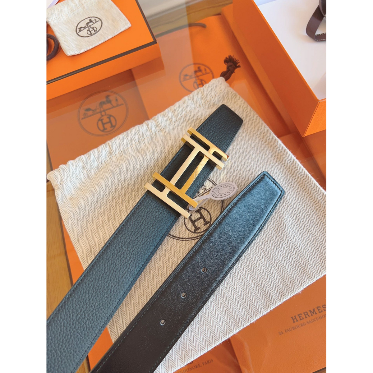 Cinto Hermès Reversível em Couro Preto e Fivela H Au Carré Dourado 3.2cm