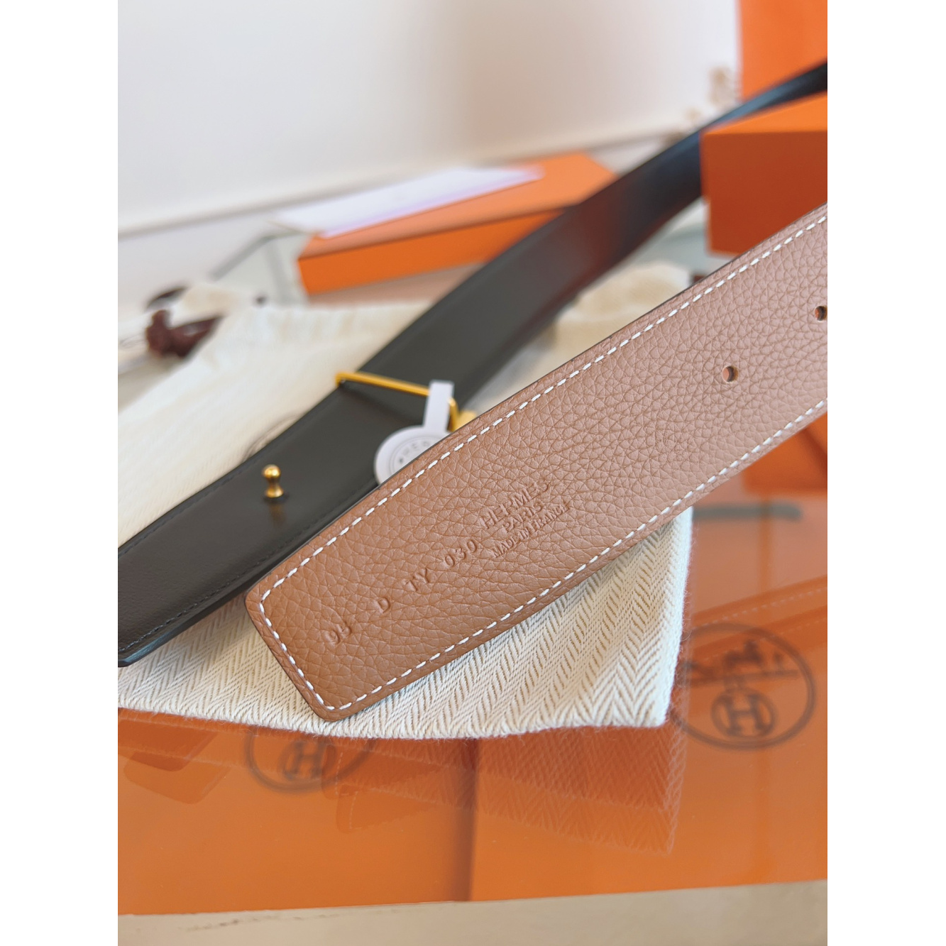 Cinto Hermès Constance e Correia Reversível em Couro 3.8cm Preto/Caramelo Ferragem Dourada