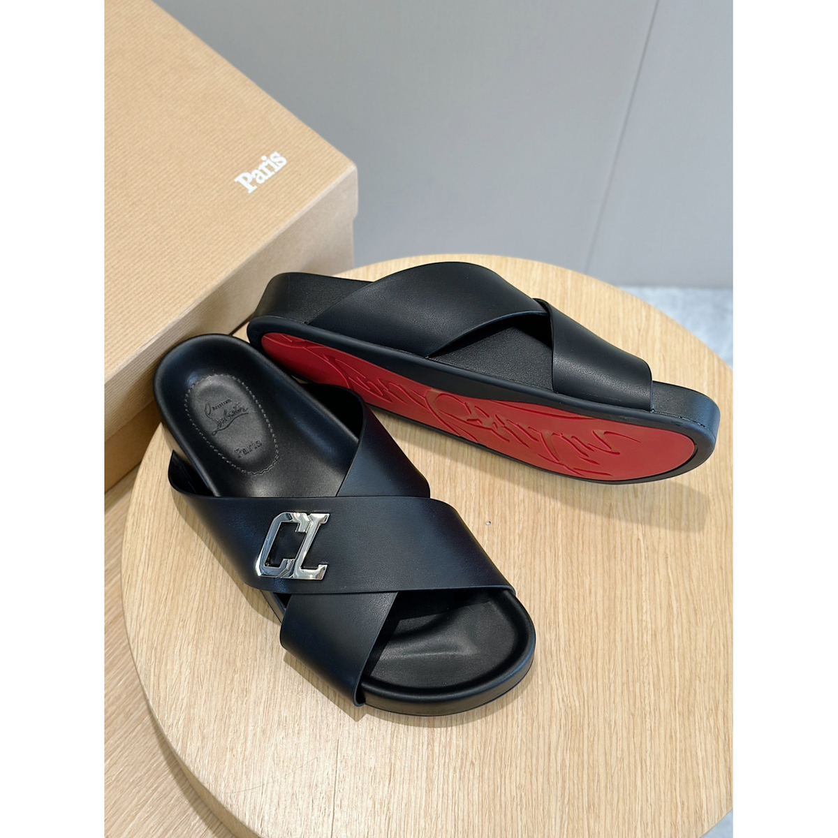C. Louboutin Chinelo Preto