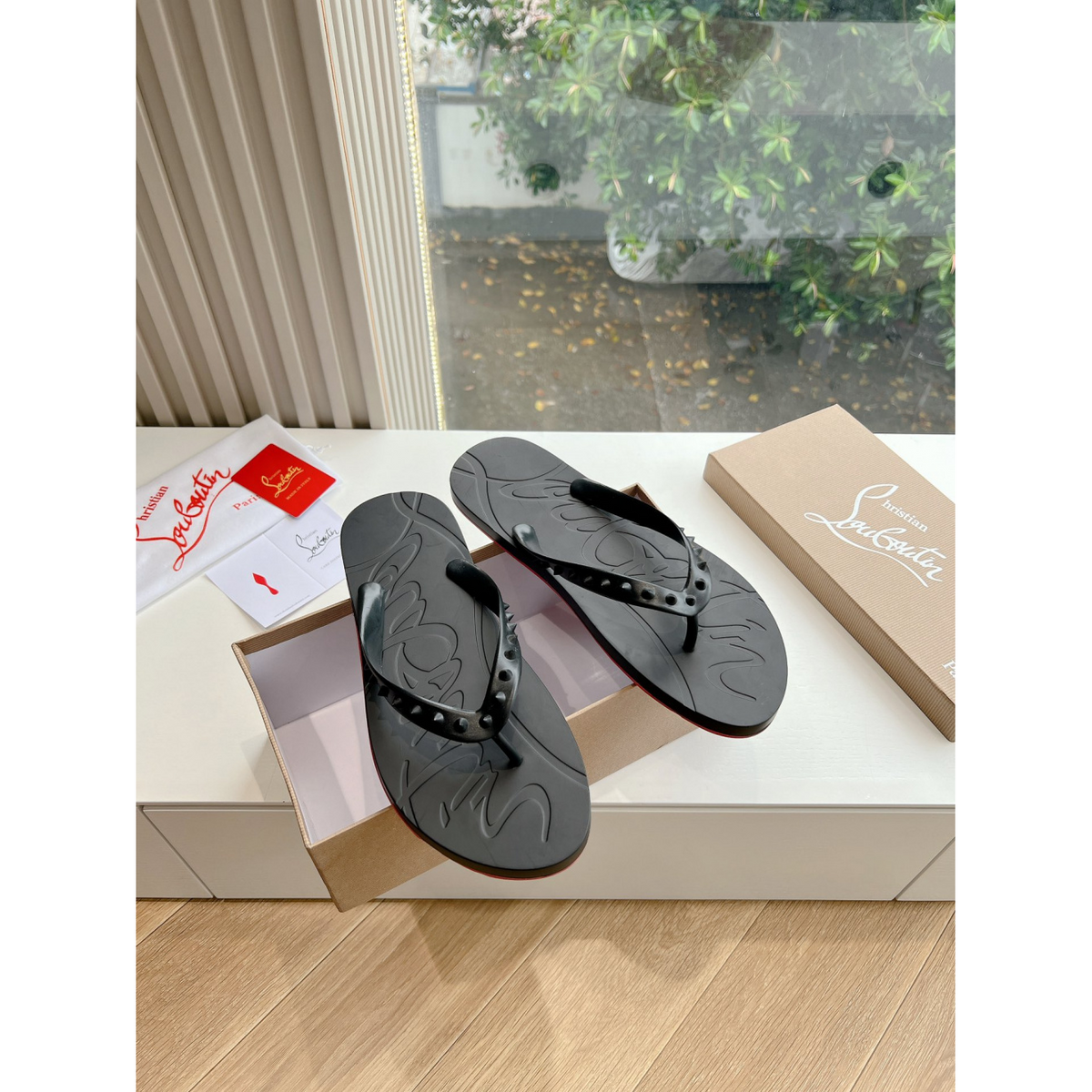 C. Louboutin Sandália Preta