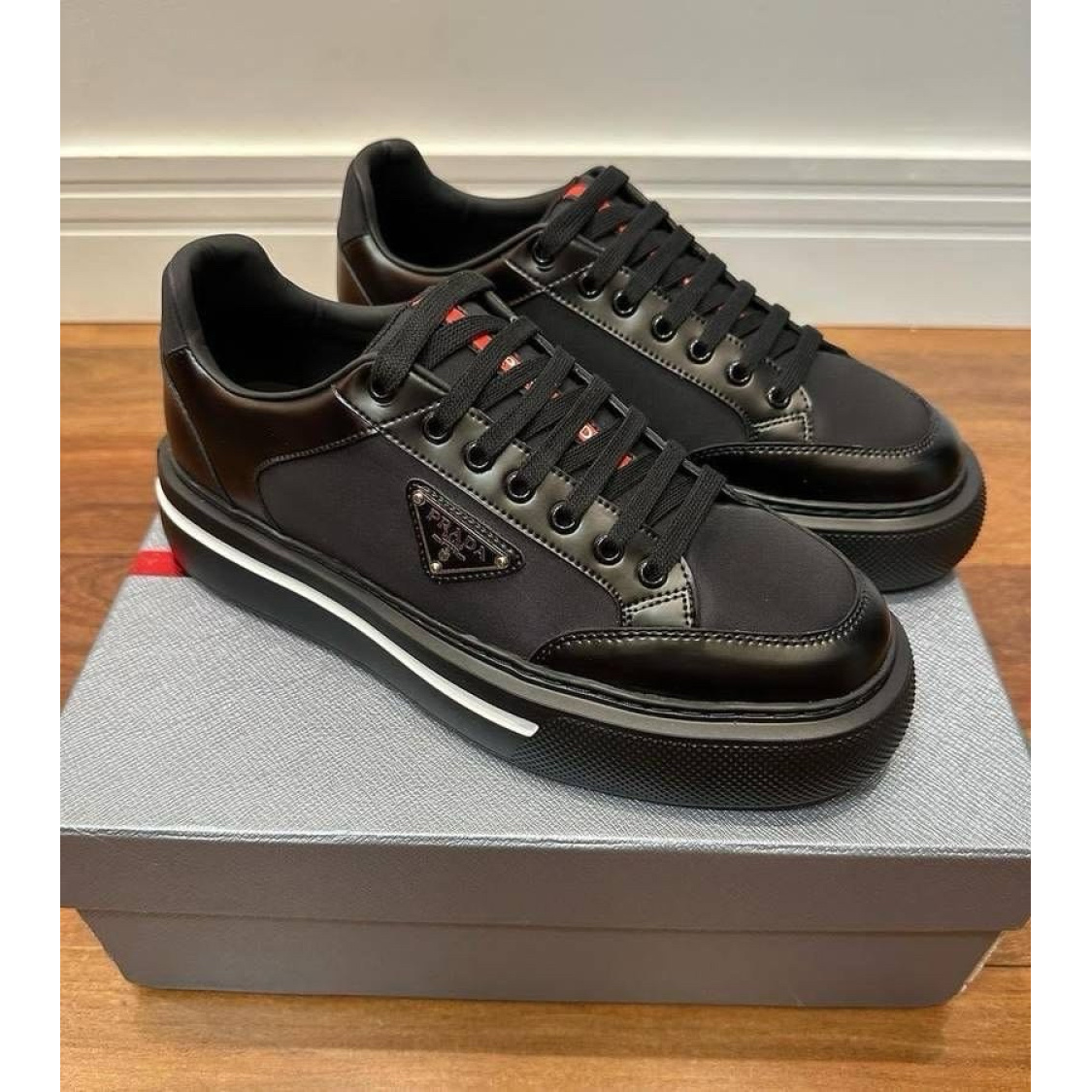 Tênis Prada cano baixo preto