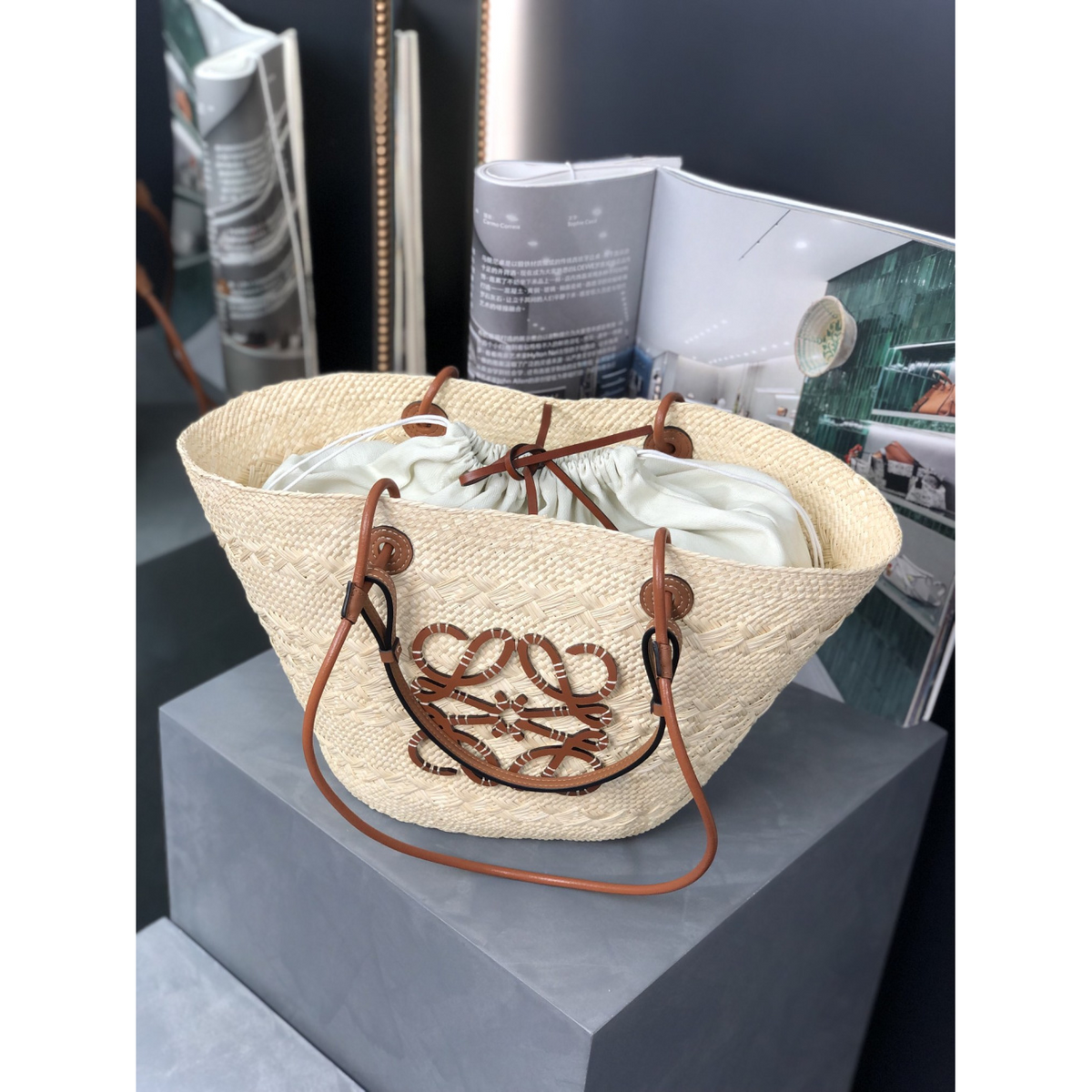 Bolsa Loewe Anagram Basket in Iraca 46x15x24cm (duas cores)