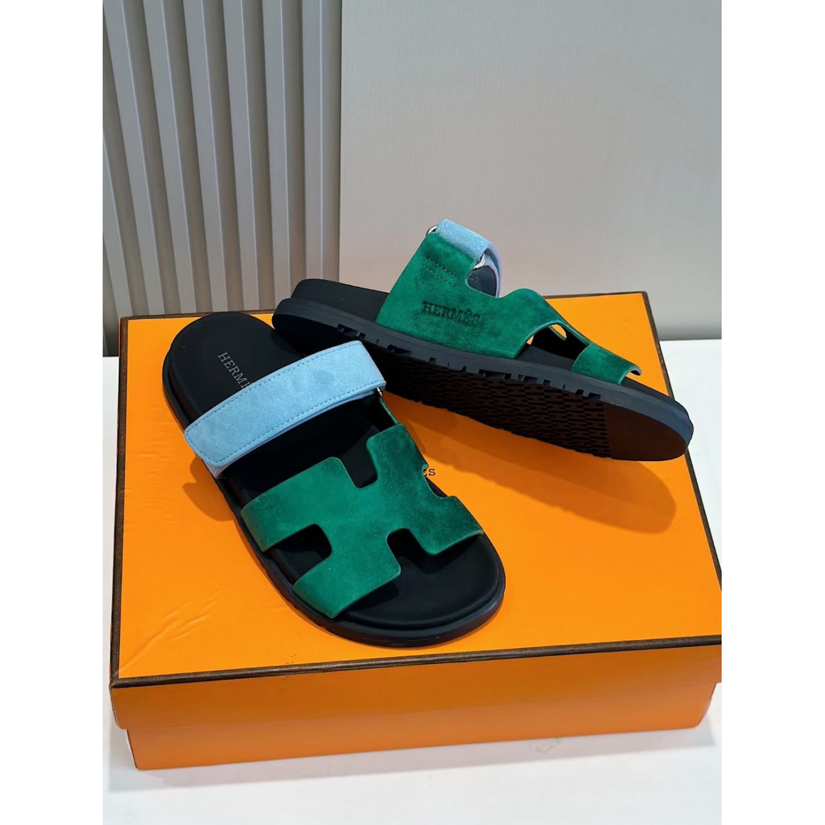 Sandália Hermès Chypre em Camurça Verde/Azul