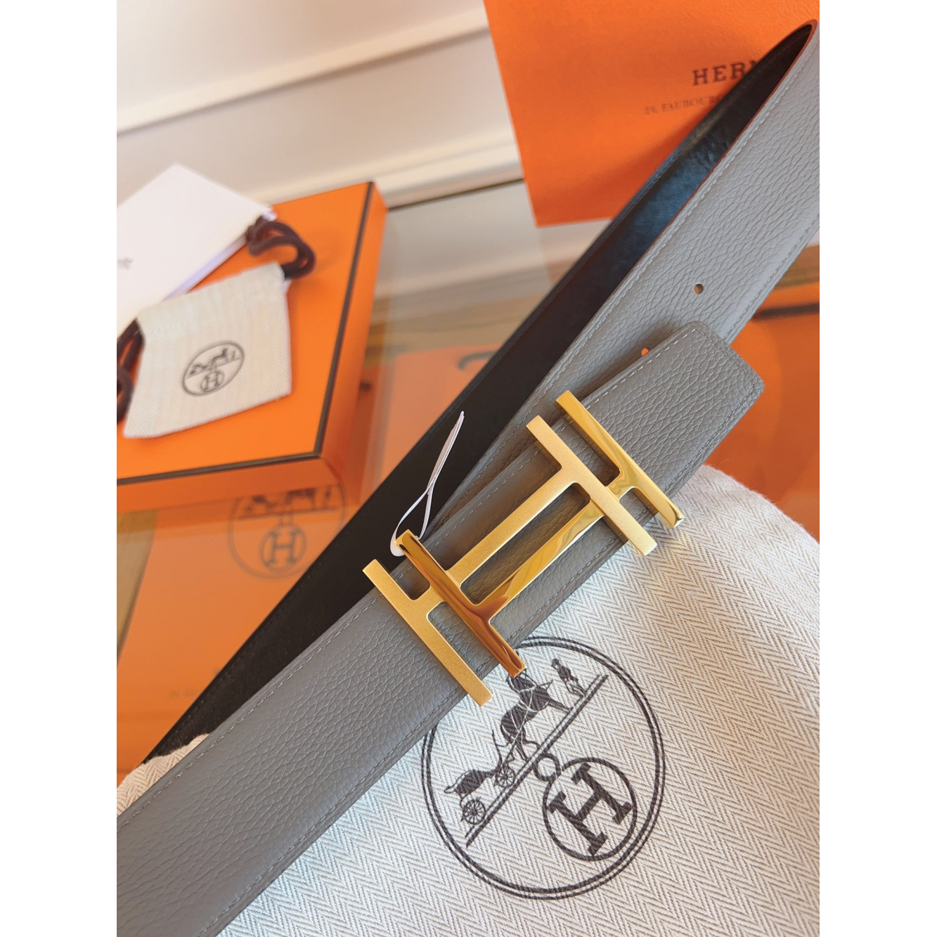 Cinto Hermès Reversível em Couro Cinza e Fivela H Au Carré Dourado 3.2cm