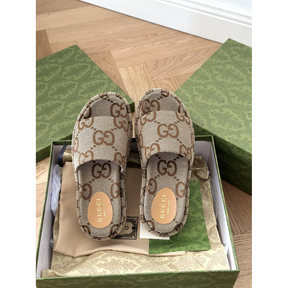 Sandália Gucci GG Maxi Canvas Flatform Slide Marrom