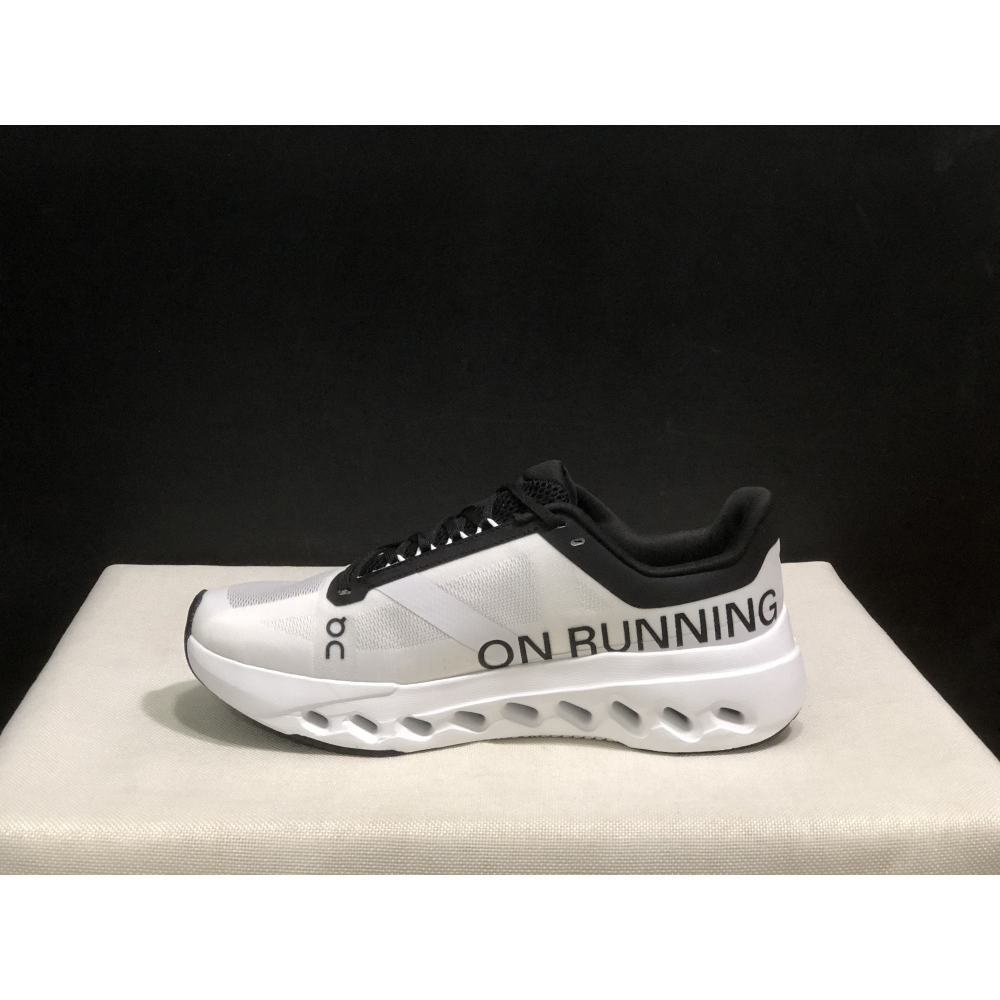 Tênis On Running Cloudsurfer Branco/Preto