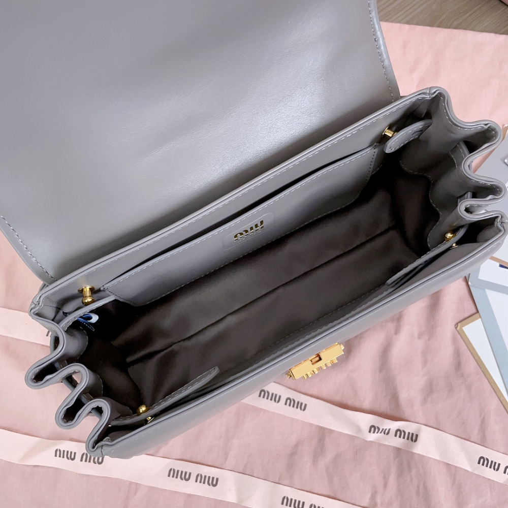 Bolsa MiuMiu Baguette em couro Napa  24X13.5X9cm (Cinza e outras cores)
