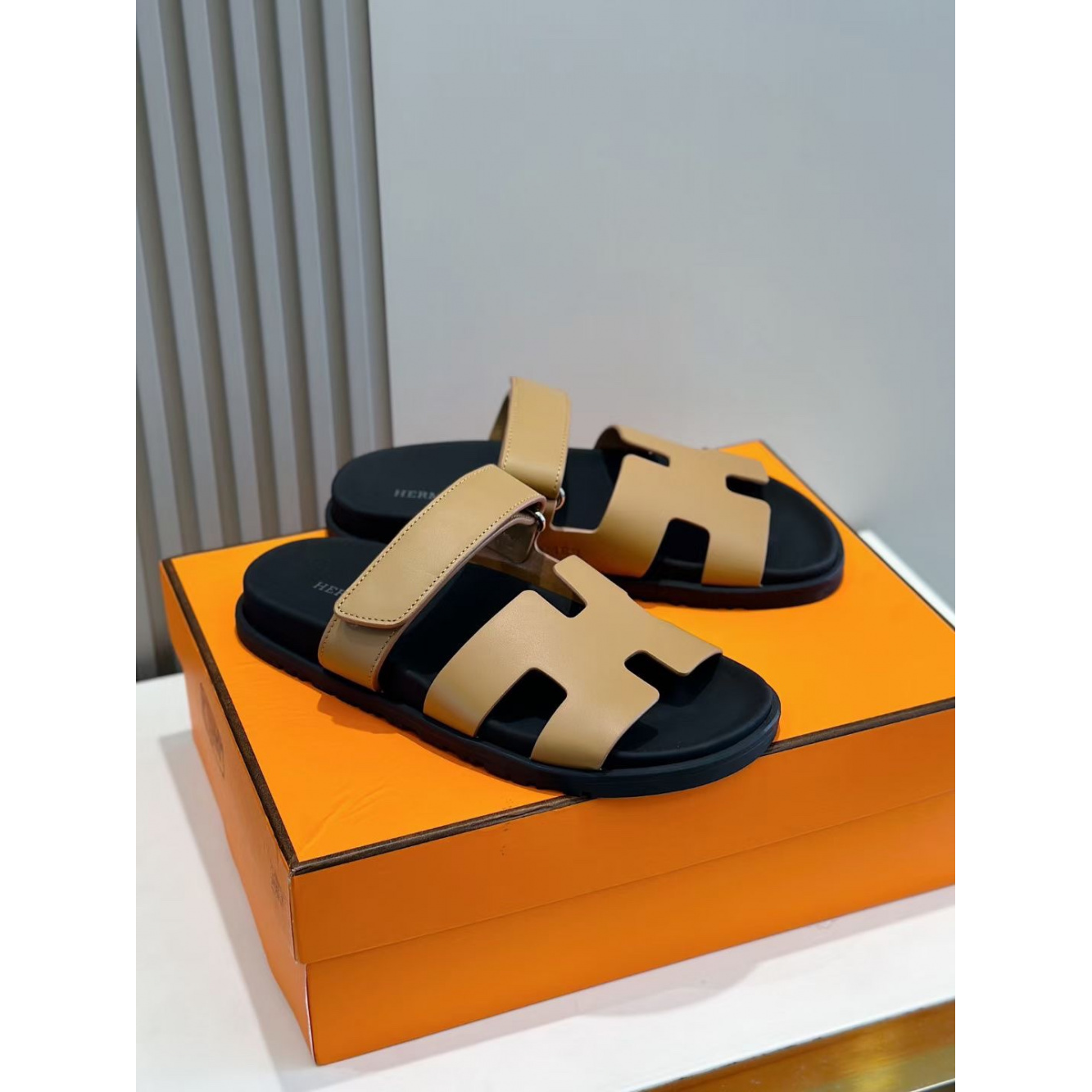 Sandália Hermès Chypre em Couro Bege