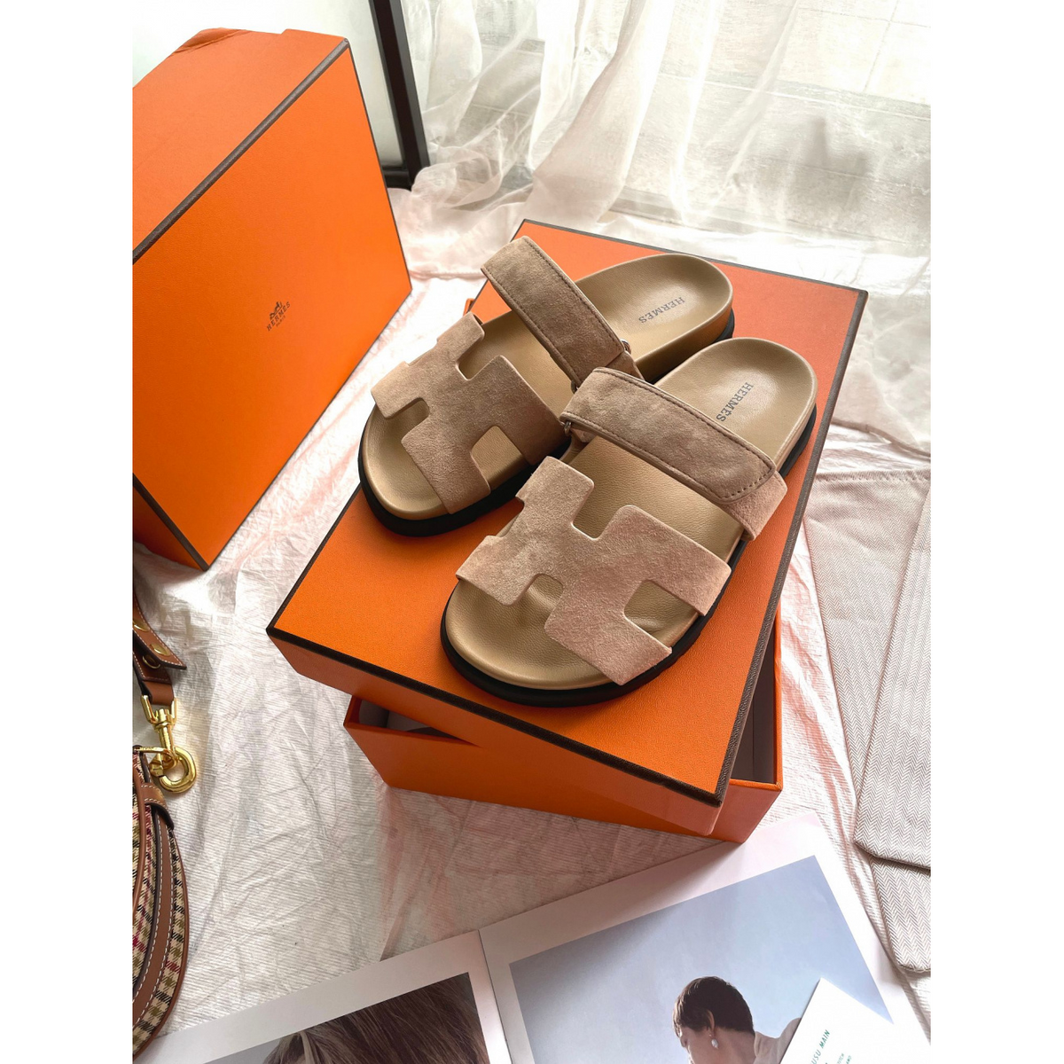 Sandália Hermès Chypre em Camurça Bege