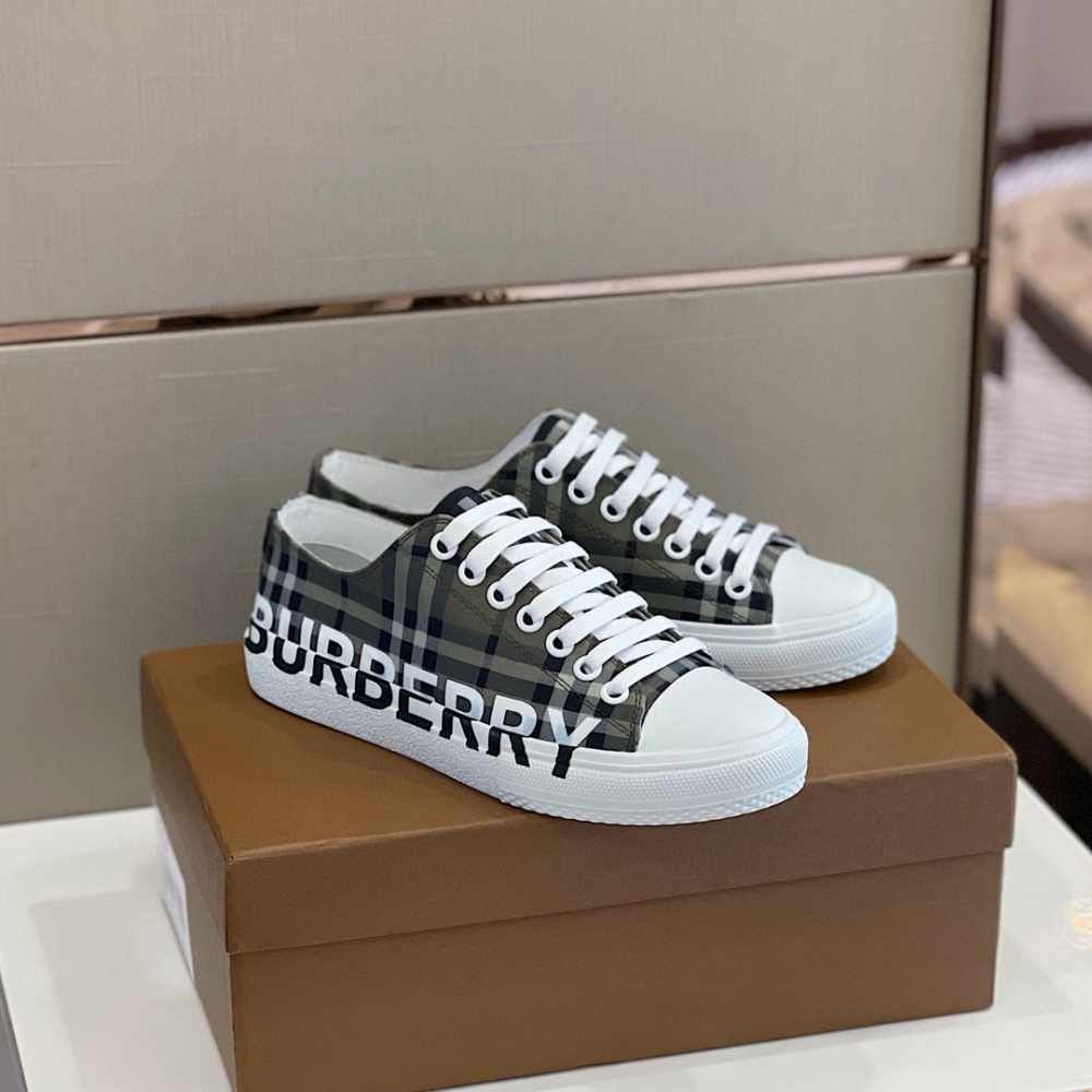 Burberry Tênis Verde Militar c/ Branco Cano Baixo