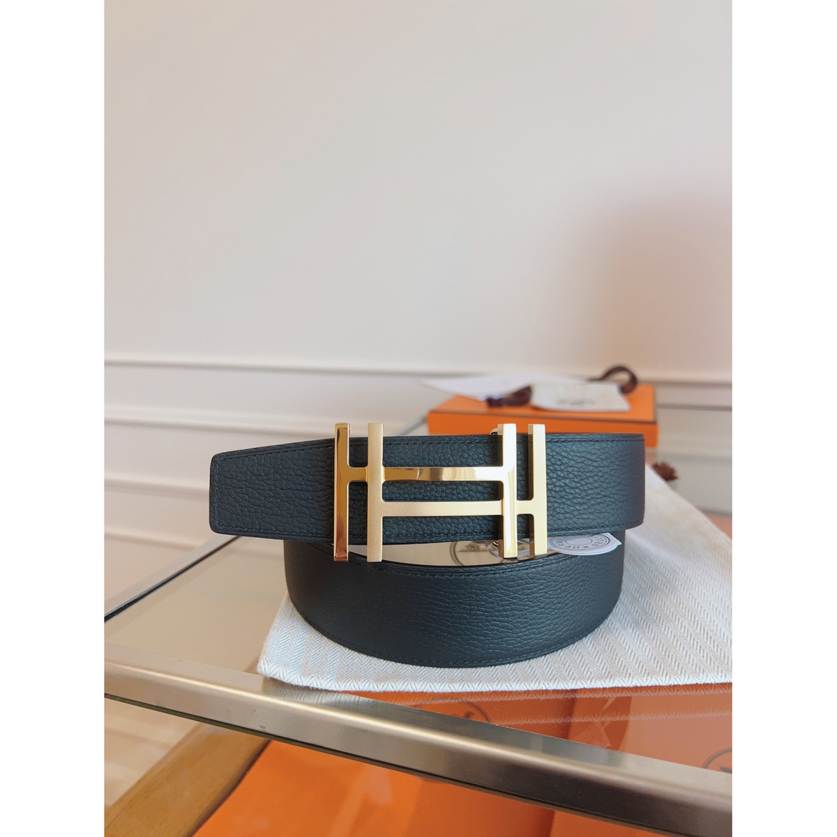 Cinto Hermès Reversível em Couro Preto e Fivela H Au Carré Dourado 3.2cm
