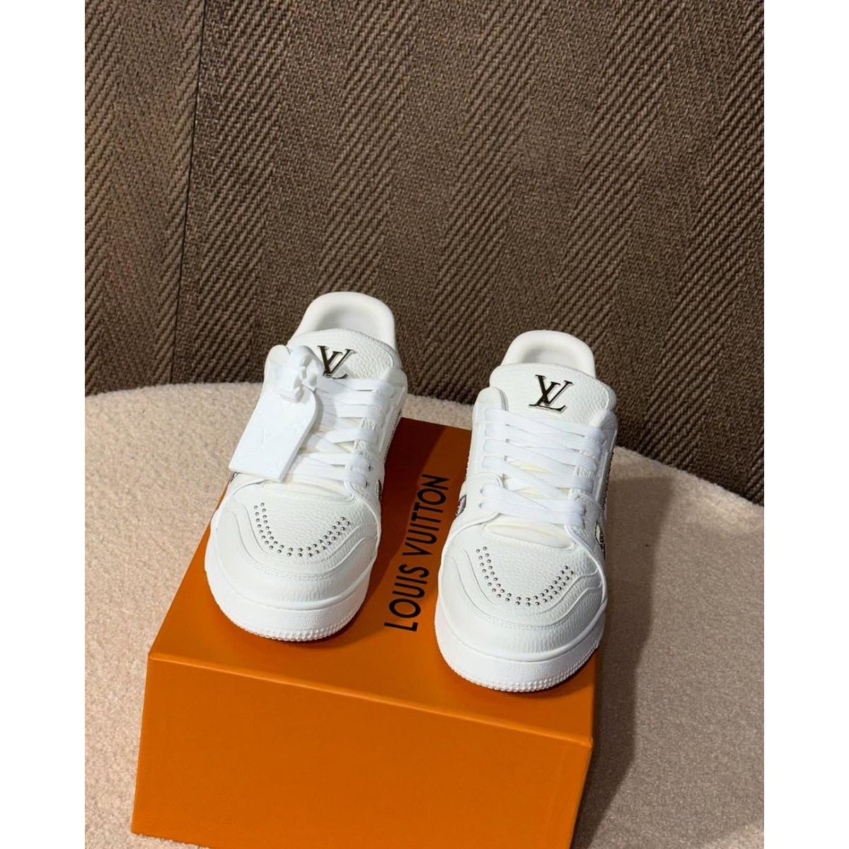 Tênis Louis Vuitton LV Trainer Branco com detalhes de Aplicações em tarraxas
