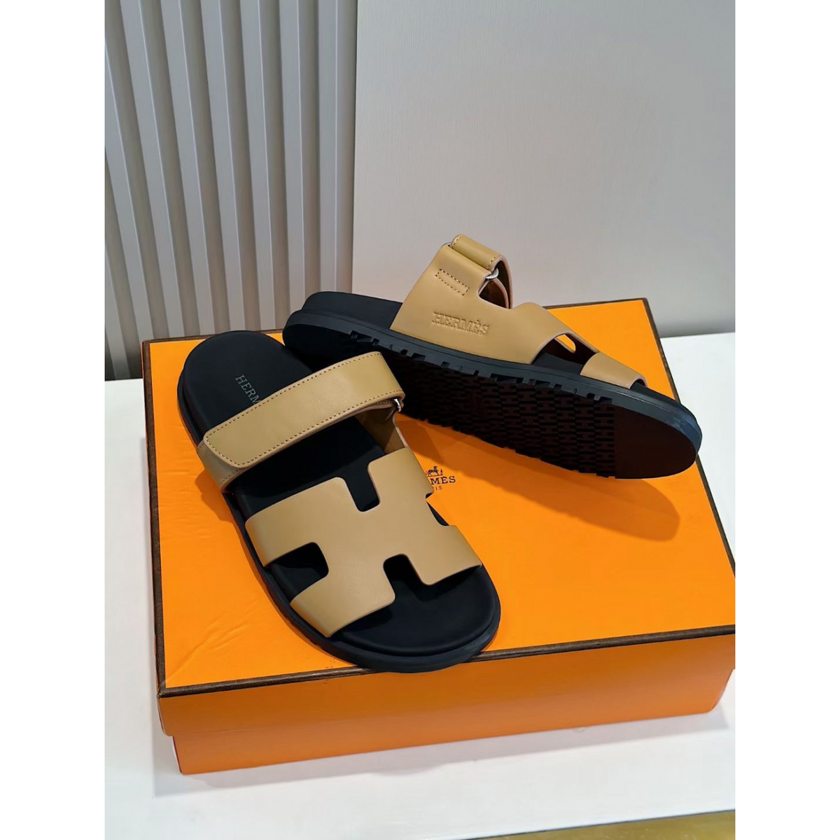 Sandália Hermès Chypre em Couro Bege