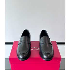 Sapato Mocassim Salvatore Ferragamo Social Preto Couro com Fivela Gancini