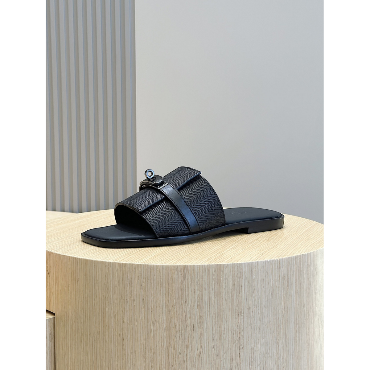 Sandália Hermès Gabriel em Couro Preto