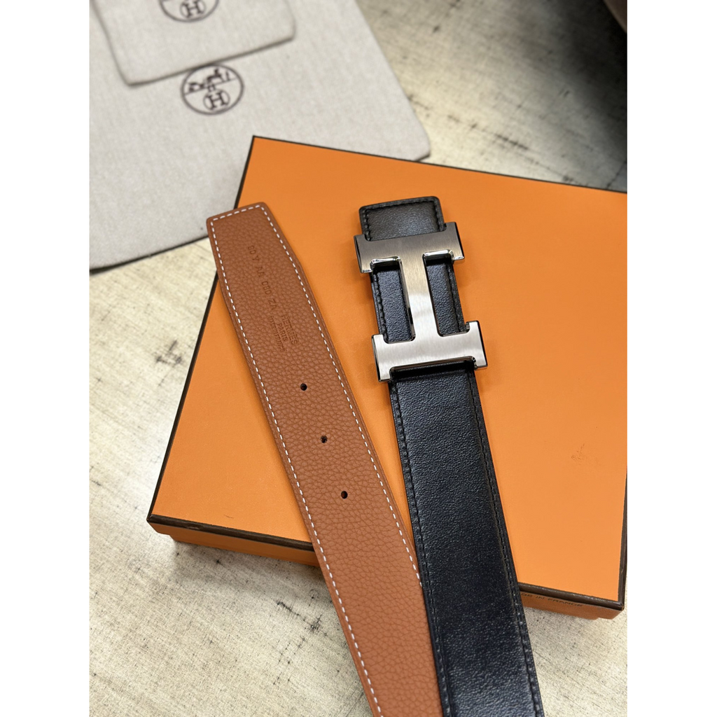 Cinto Hermès Constance e Correia Reversível em Couro 3.8cm Preto/Caramelo Ferragem Prata