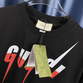 Camiseta com estampa Gucci Blade Preta