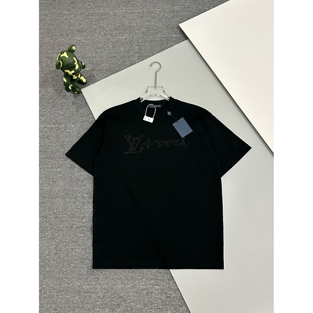 Camiseta de Algodão Louis Vuitton Logo LV Lovers Bordado Preta