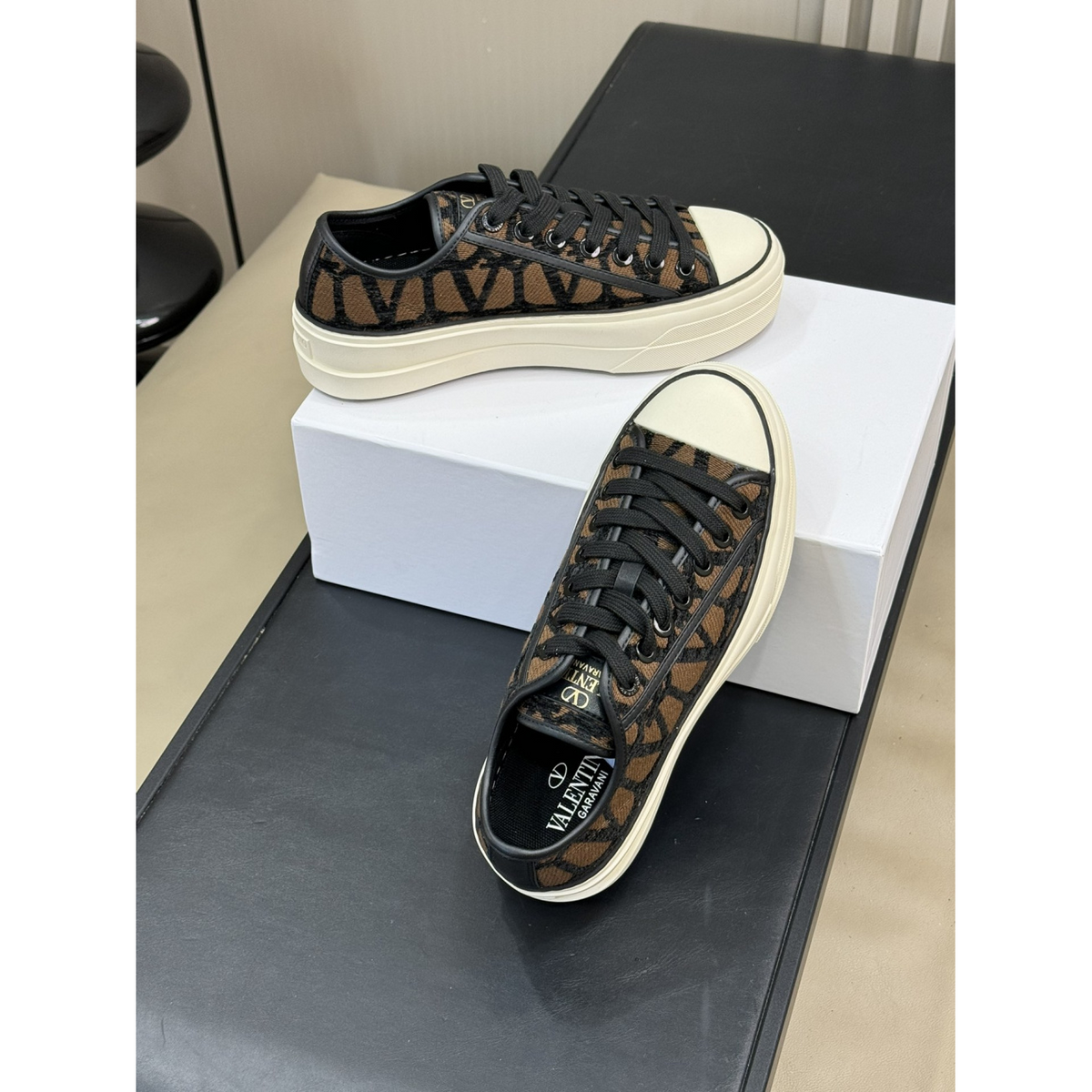 Tênis Valentino Garavani Toile Iconographe Totaloop Low-Top Marrom/Preto