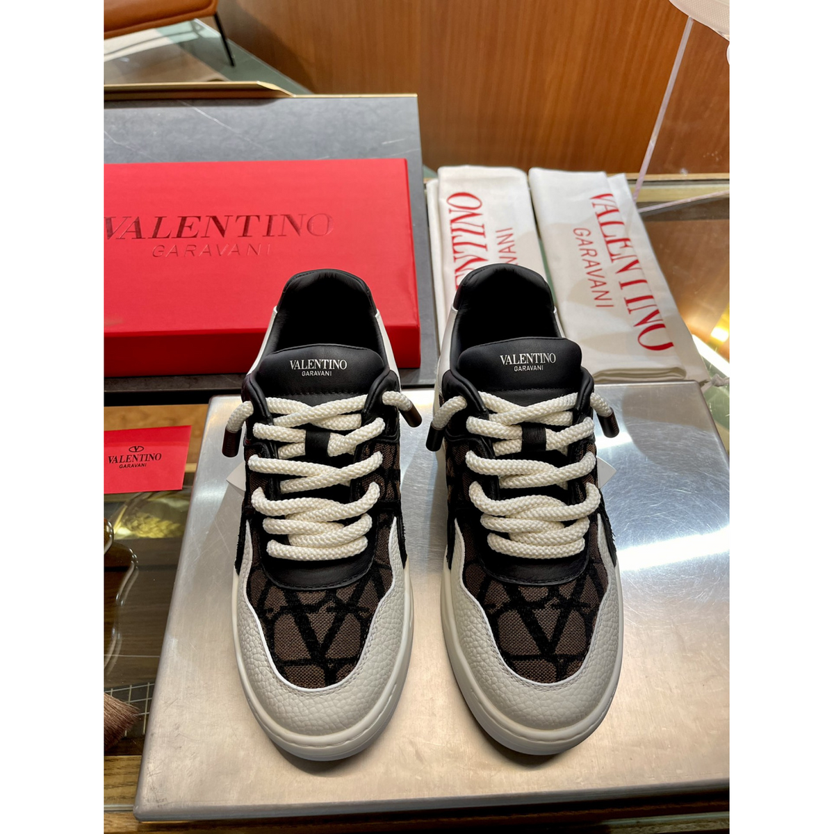 Tênis Valentino Garavani One Stud XL em Couro Nappa e tecido Toile Iconographe Fondant
