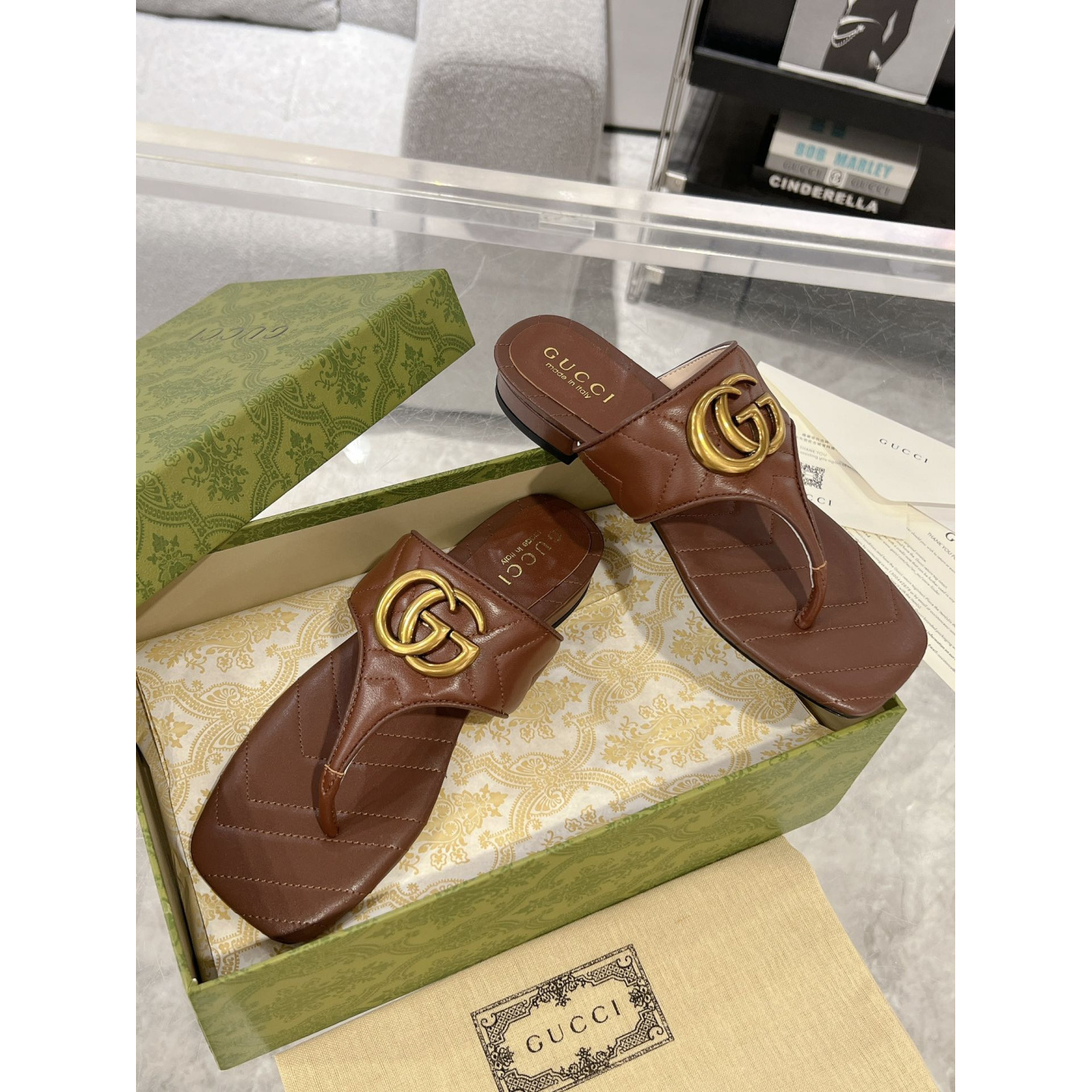 Sandália Gucci com Double G Marrom