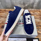 Prada Tênis em Camurça Azul Marinho com Logo
