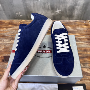 Prada Tênis em Camurça Azul Marinho com Logo