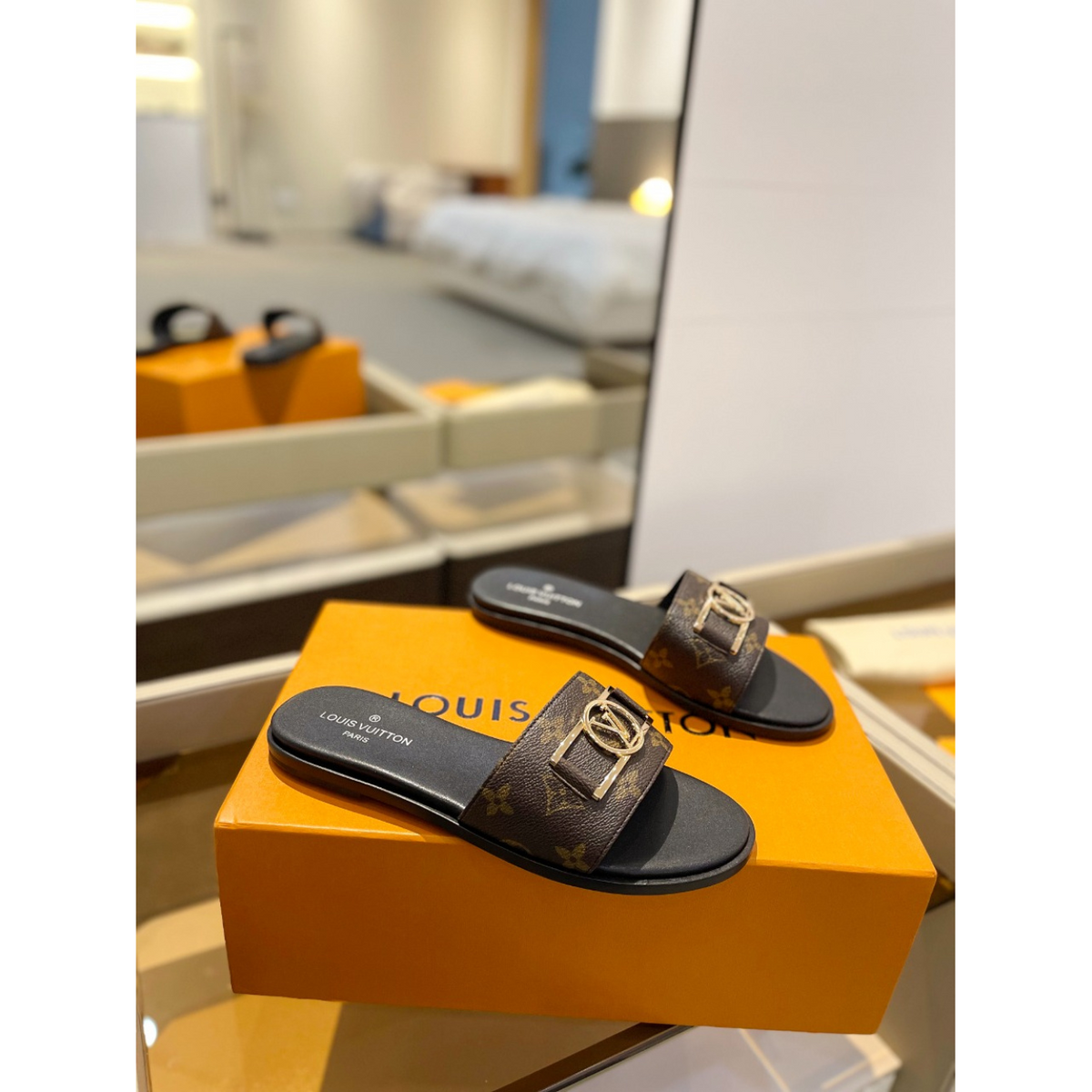 Sandália Louis Vuitton Mule Low Lock It Monogram