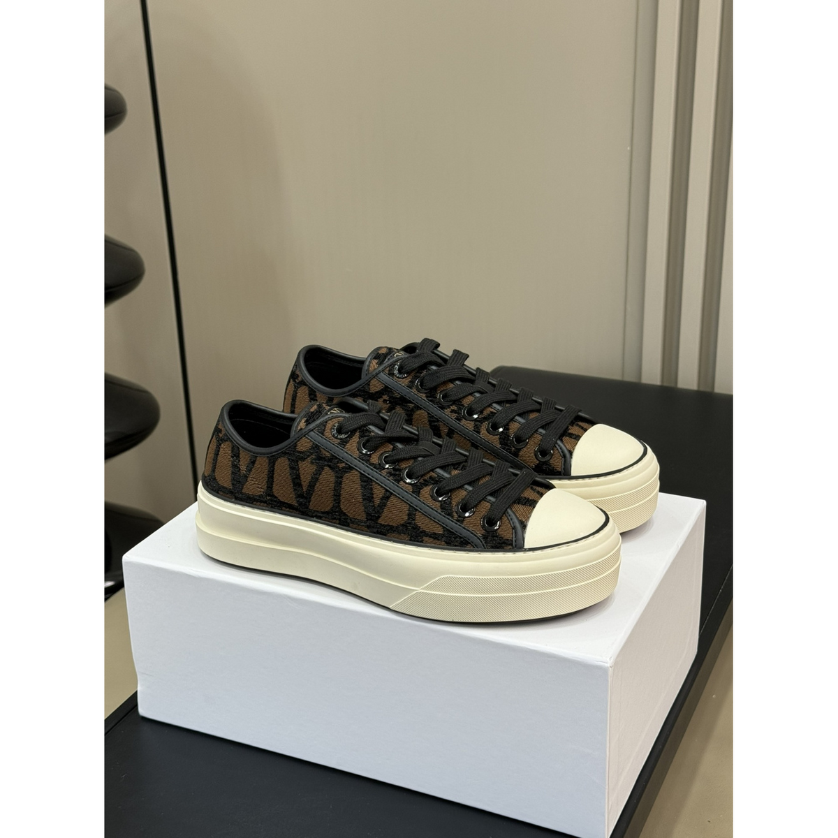 Tênis Valentino Garavani Toile Iconographe Totaloop Low-Top Marrom/Preto