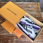 Tênis Louis Vuitton LV Trainer Couro Preto/Branco/Sola Roxa