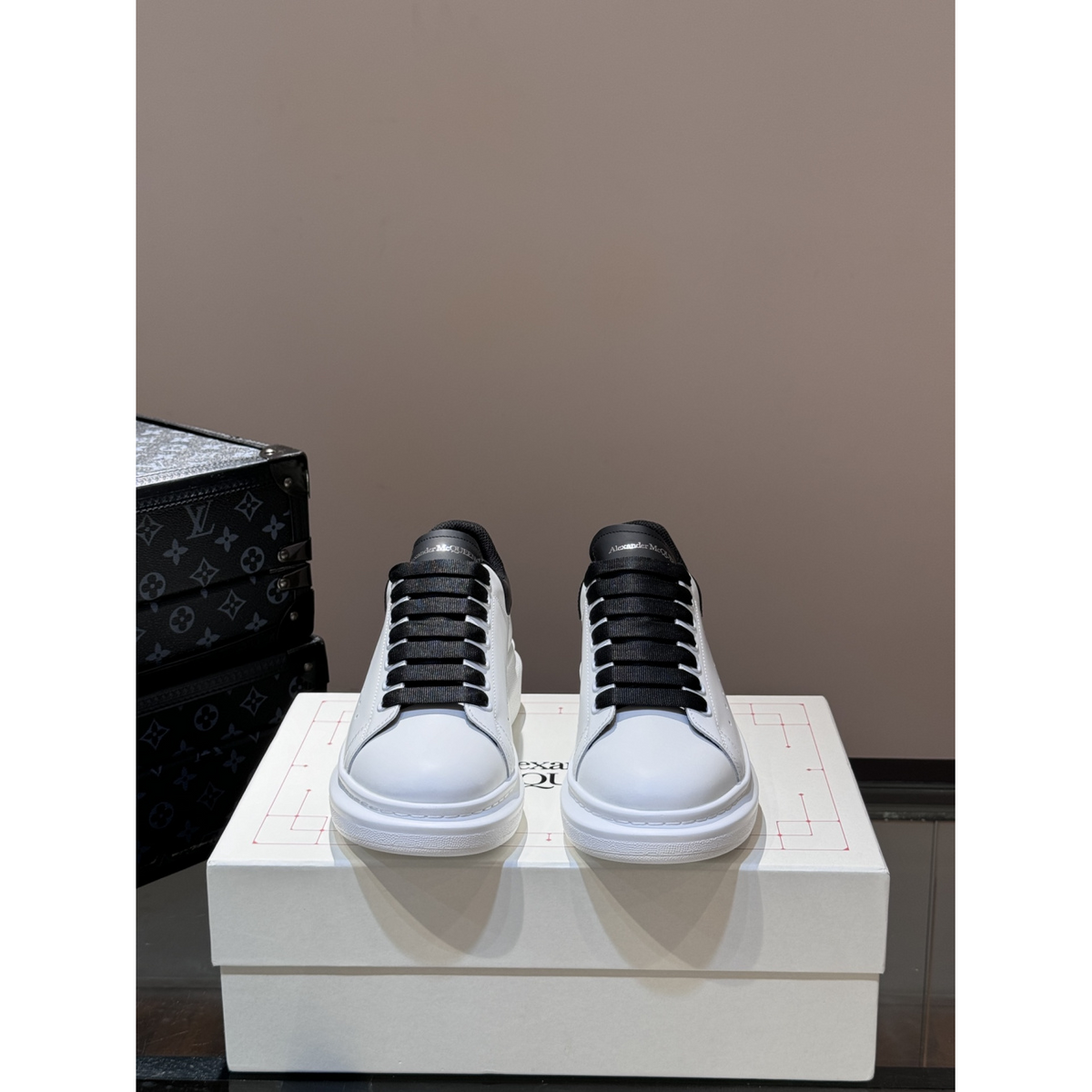 Tênis Alexander Mcqueen Cano Baixo Oversized Preto/Branco