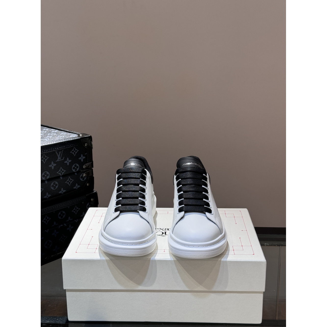 Tênis Alexander Mcqueen Cano Baixo Oversized Preto/Branco
