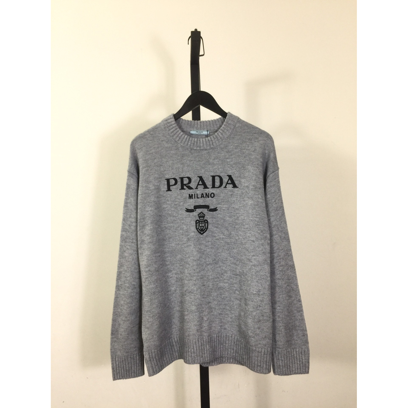 Moletom Prada com Logotipo Bordado Cinza