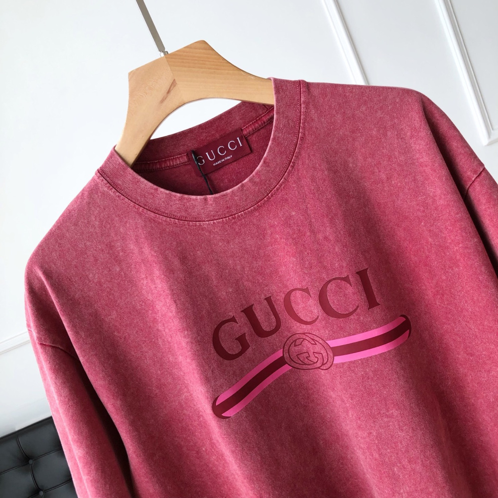 Camiseta Gucci com Placa de Logo Bordô