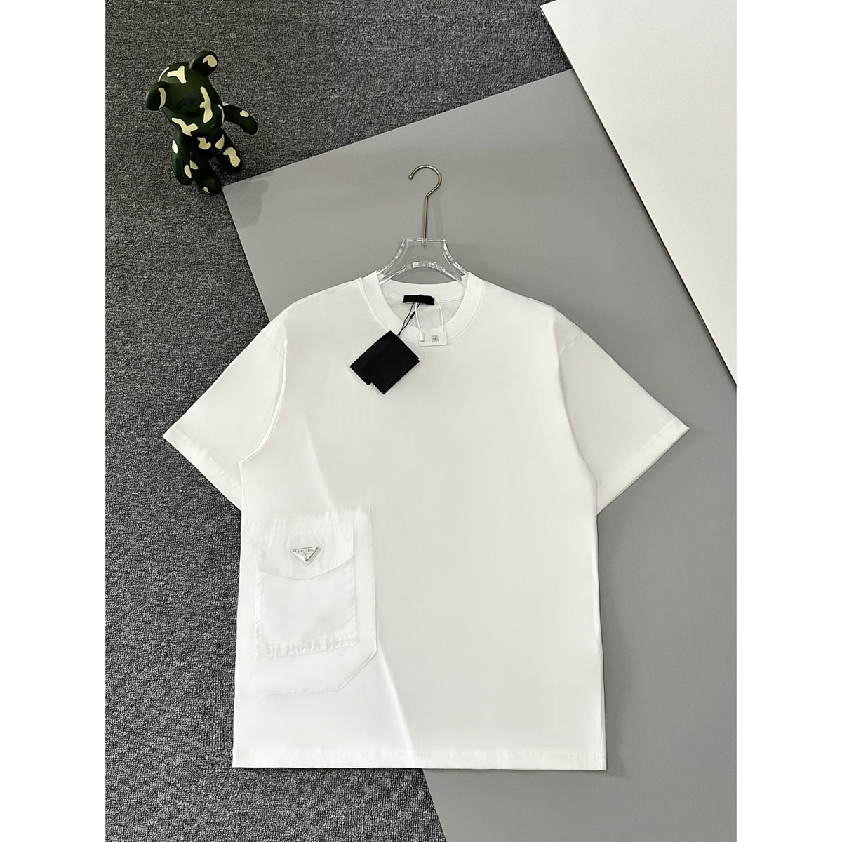 Camisa Prada em algodão com Bolso Lateral em Nylon Branca