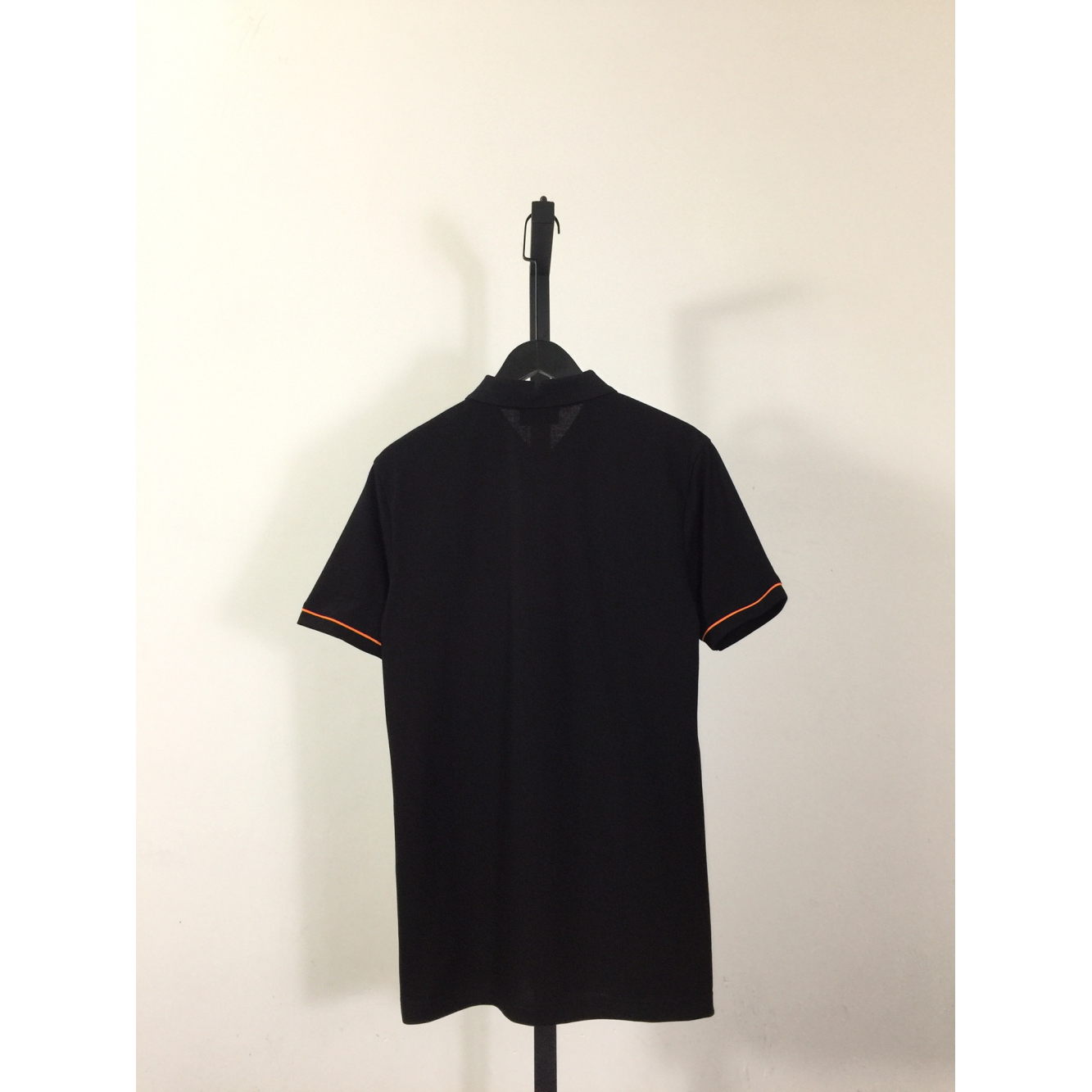 Camiseta Hermès com bordado H e zíper Preta