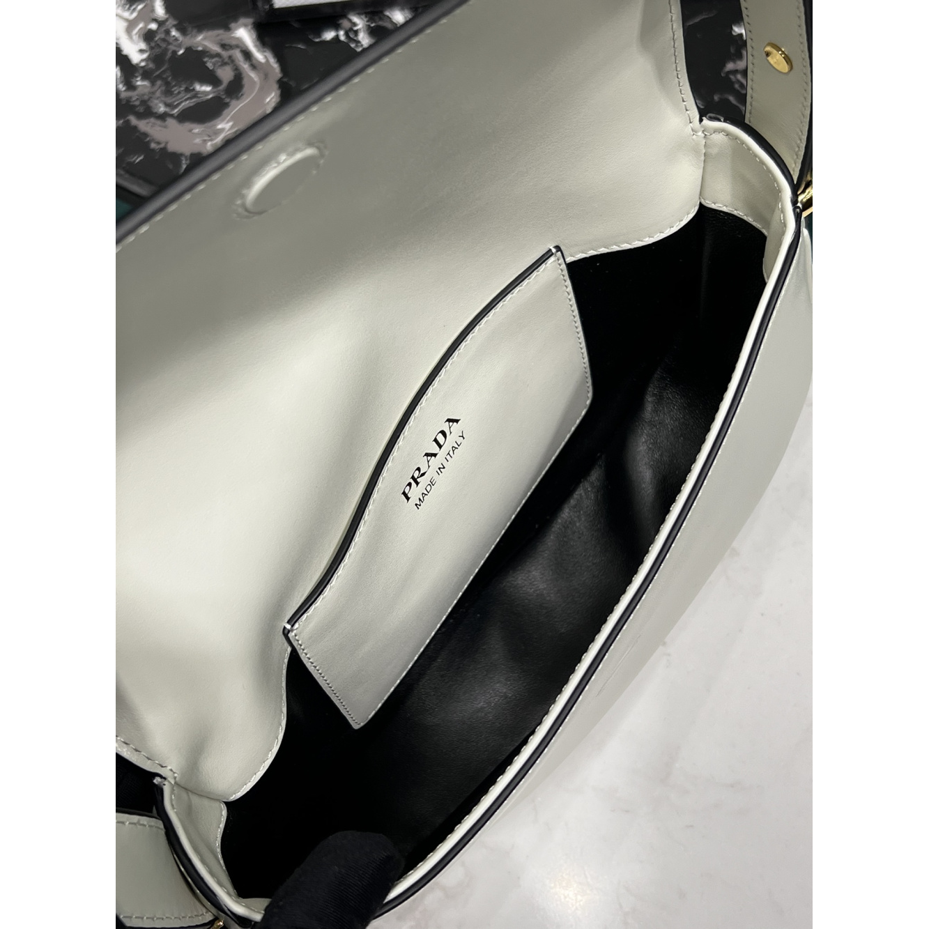 Bolsa Prada de Ombro Pequena em Couro 22x17x5.5cm (Preto e outras cores)