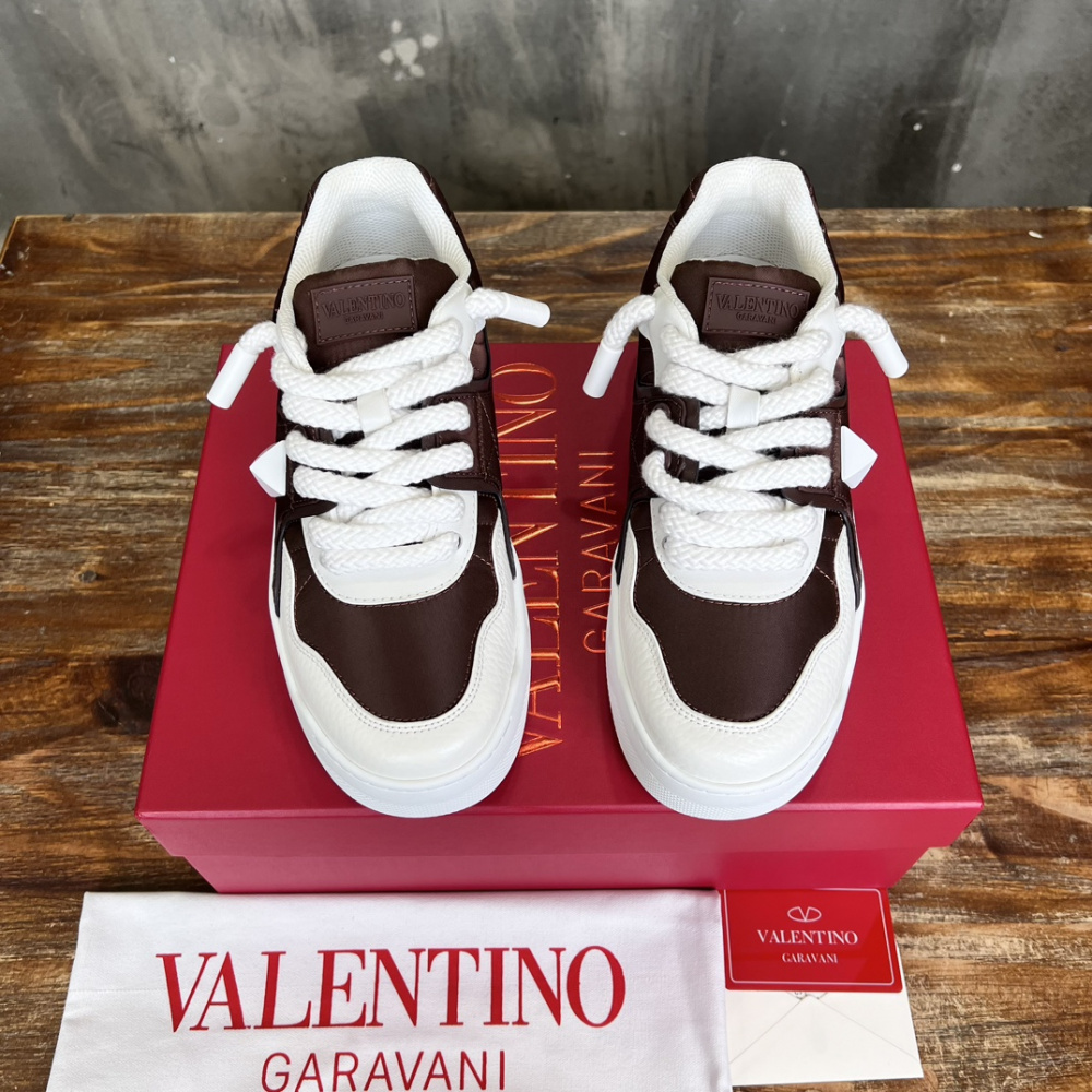 Tênis Valentino Garavani One Stud Marrom