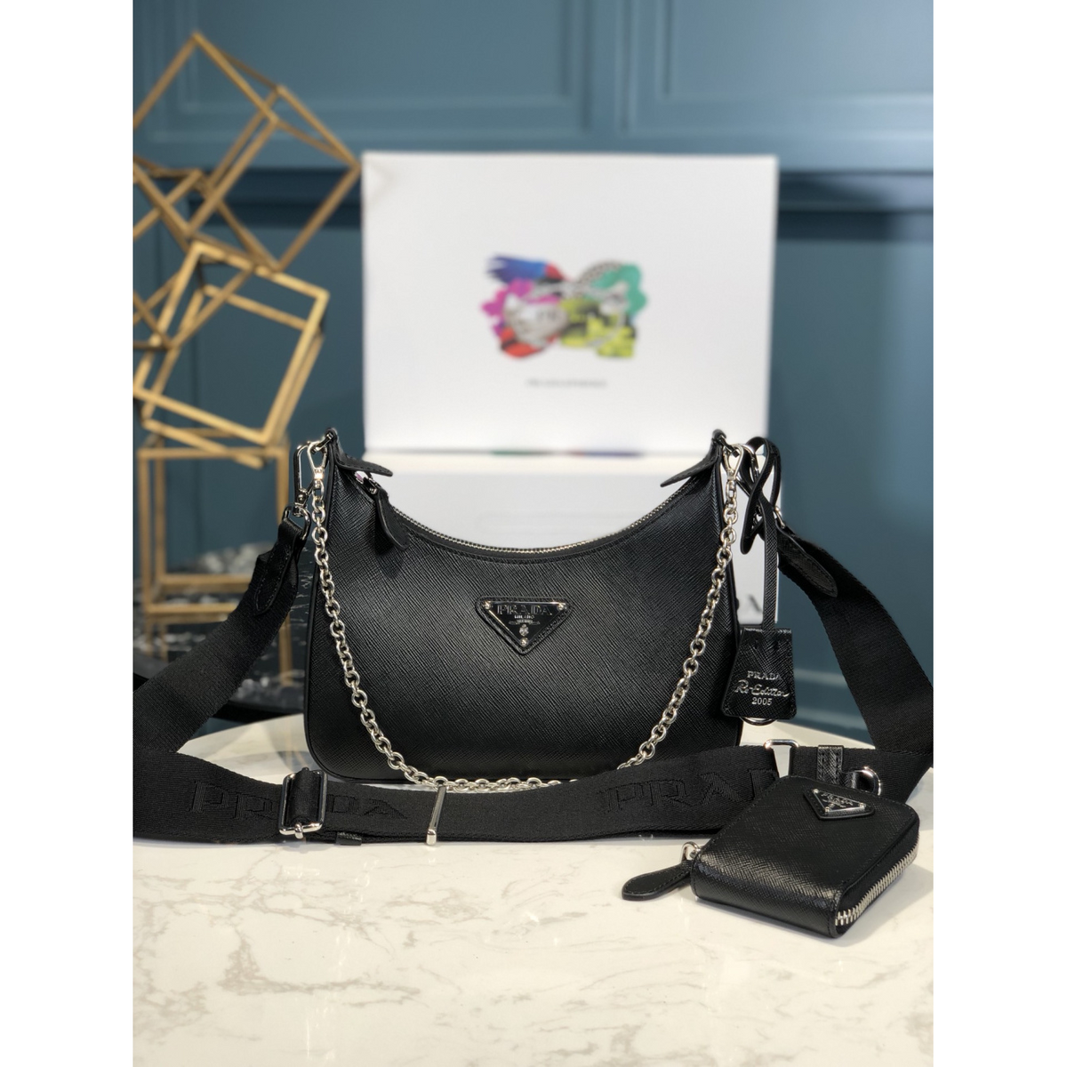 Bolsa Prada Saffiano Re-Edition 2005 em Couro 22x6x12cm (Preto e outras cores)