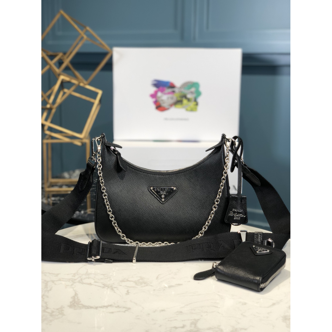 Bolsa Prada Saffiano Re-Edition 2005 em Couro 22x6x12cm (Preto e outras cores)